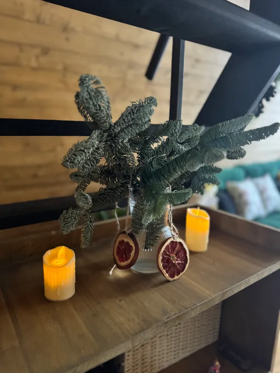 Уютный панорамный треугольный дом A-frame с видом и окружением леса