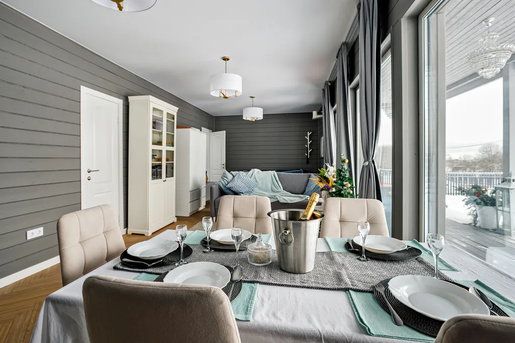 Grey House с дикими зайцами