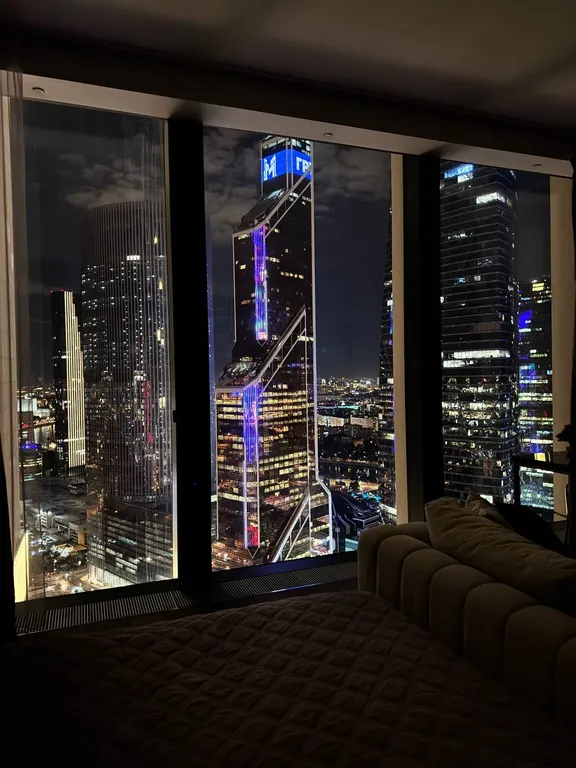 Sky City Moscow LUX Студия с большим окном с видом на башни и город