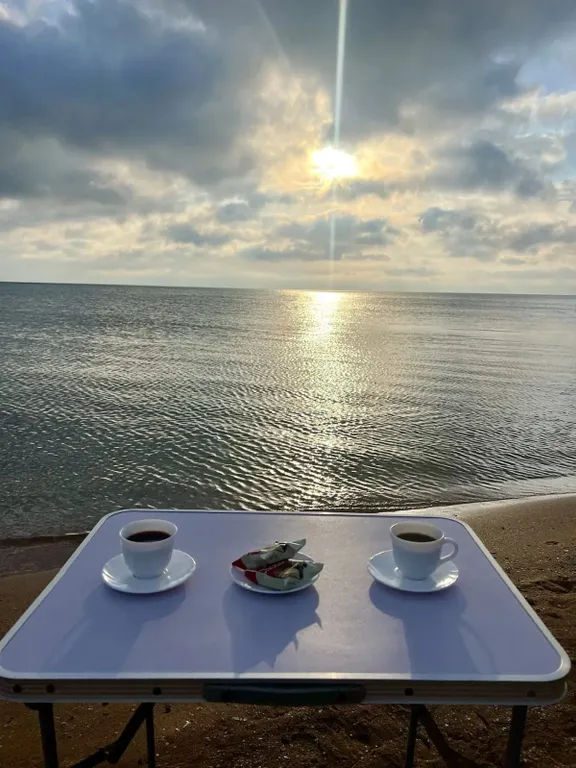 Домик охотника с видом на море