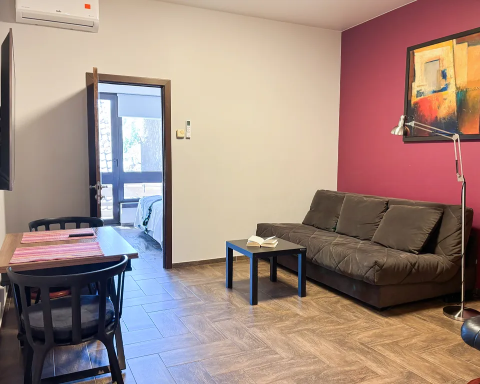 Квартира отдельной спальней и балконом в центре Поляны