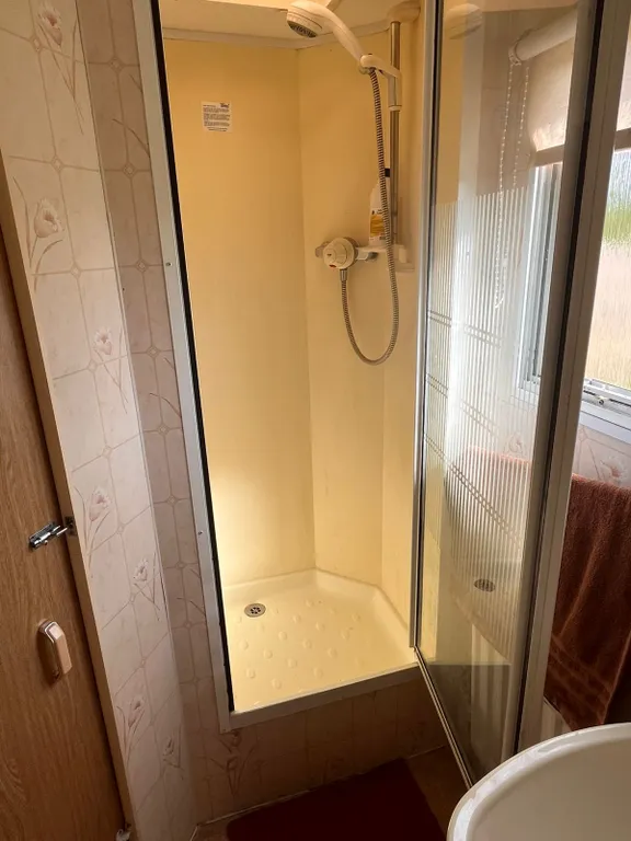 Комфортабельный дом на колесах Festival Super на берегу озера