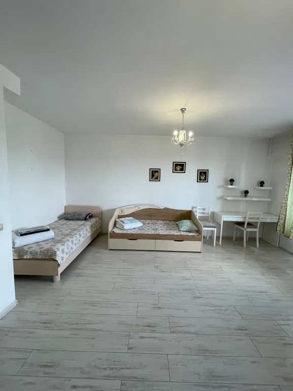 Крупногабаритная студия с высокими потолками в элитном доме