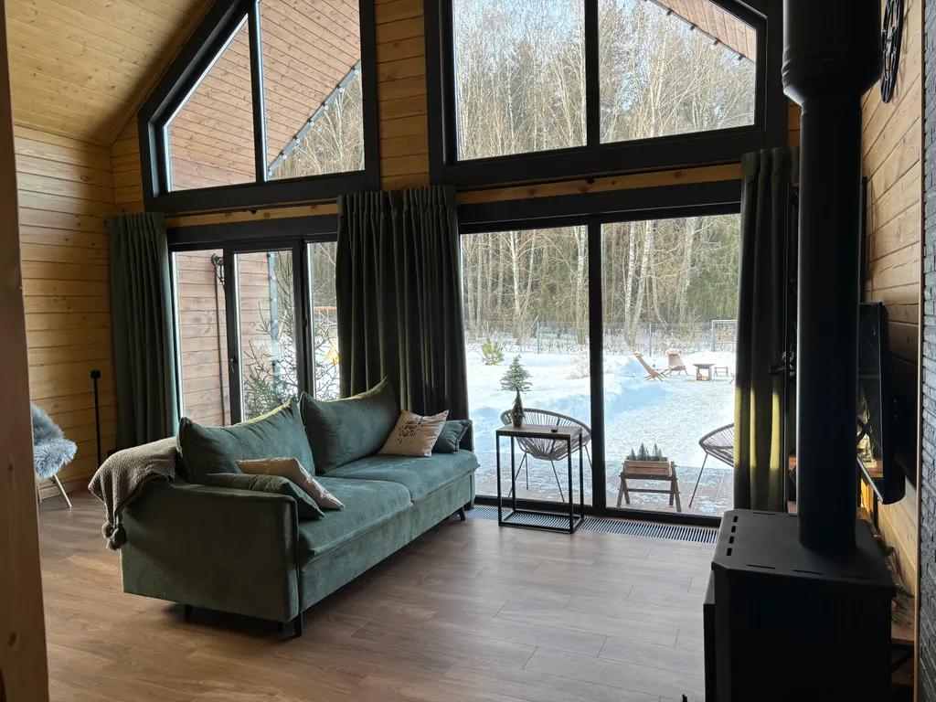 Уютный домик у леса с камином и панорамными окнами