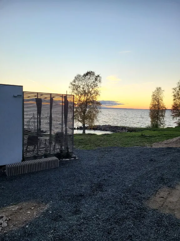 Глэмпинг на берегу с панорамными окнами