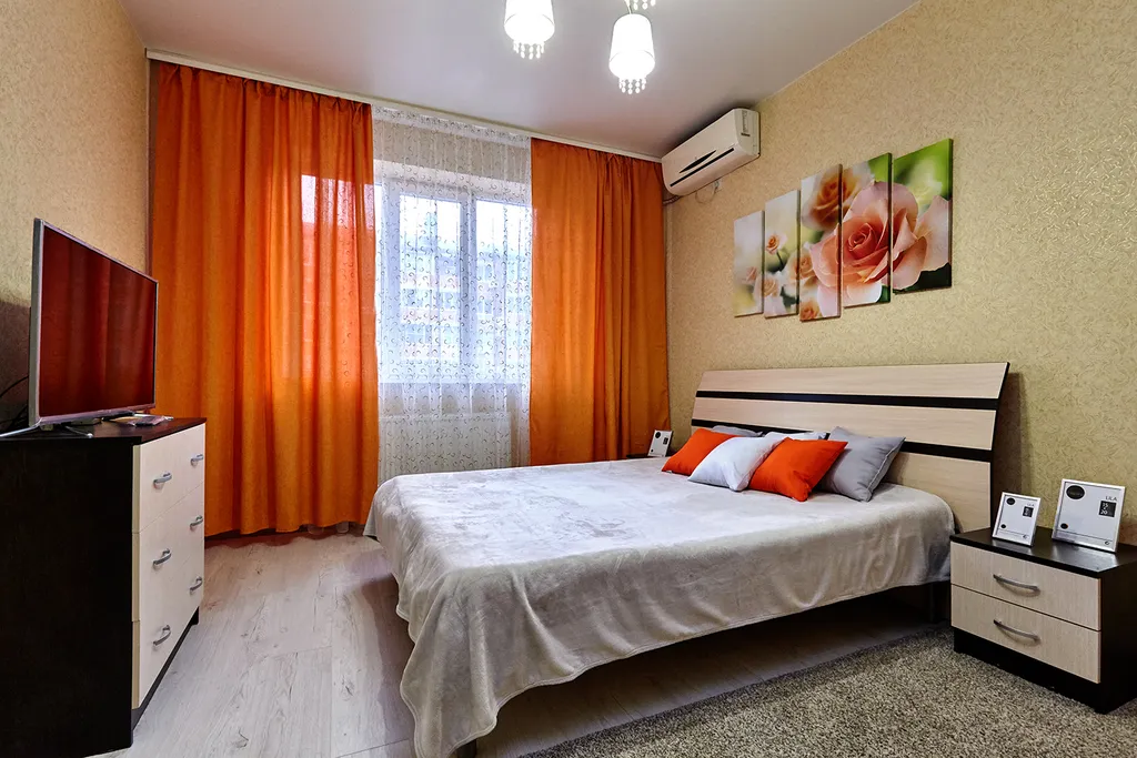 Апартаменты Оранж с диваном в кухне-гостиной