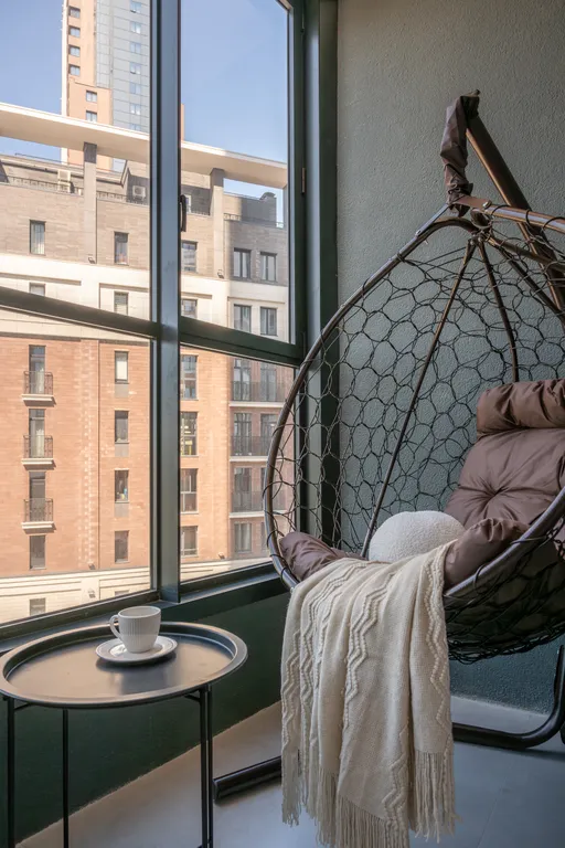 Светлая квартира с креслом на балконе