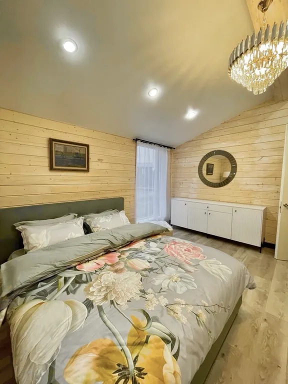 Просторный дом в стиле барнхаус с террасой й и чаном