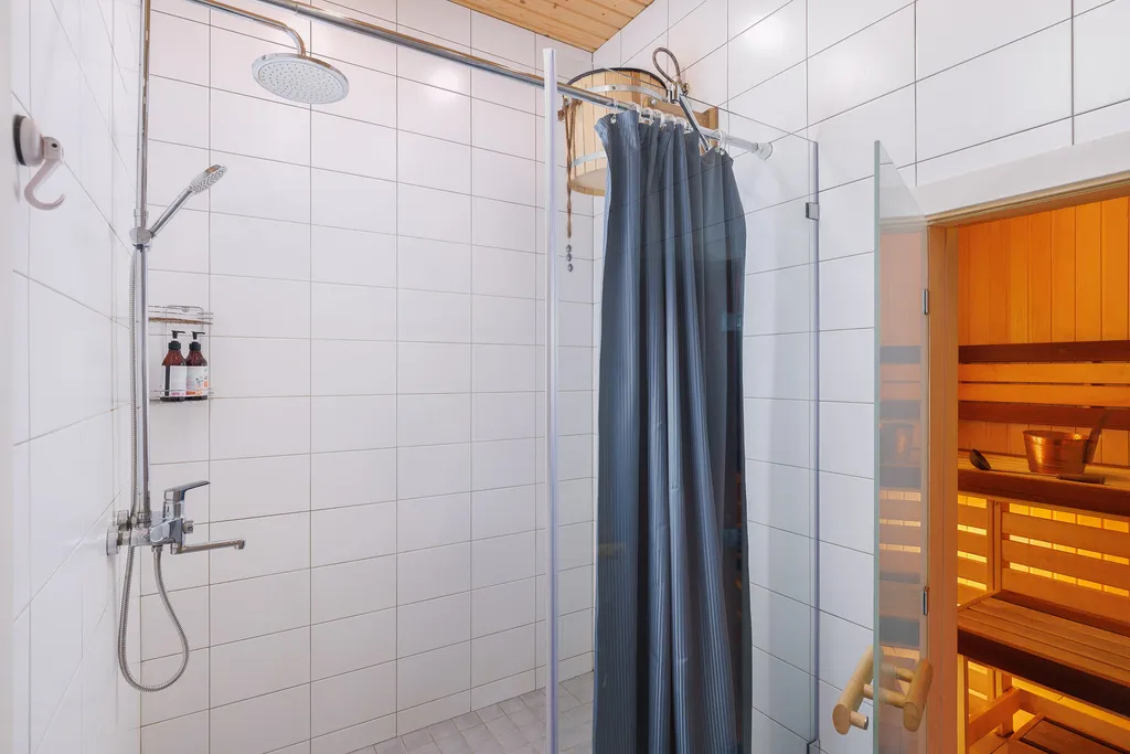 Коттедж Коттедж на берегу озера с видом на горнолыжный курорт и сауной внутри — Заозерный