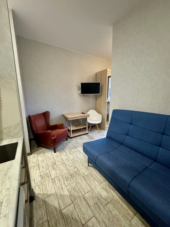 Студия с выделенной спальней и балконом в центре