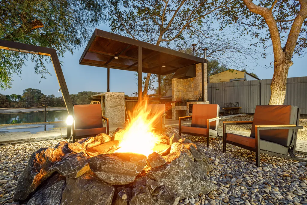 Дом на берегу реки