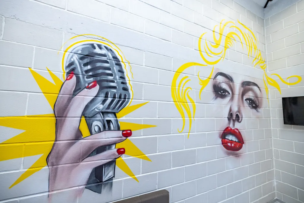 Двухуpовнeвaя cтудия с сауной Mерлин Монрo