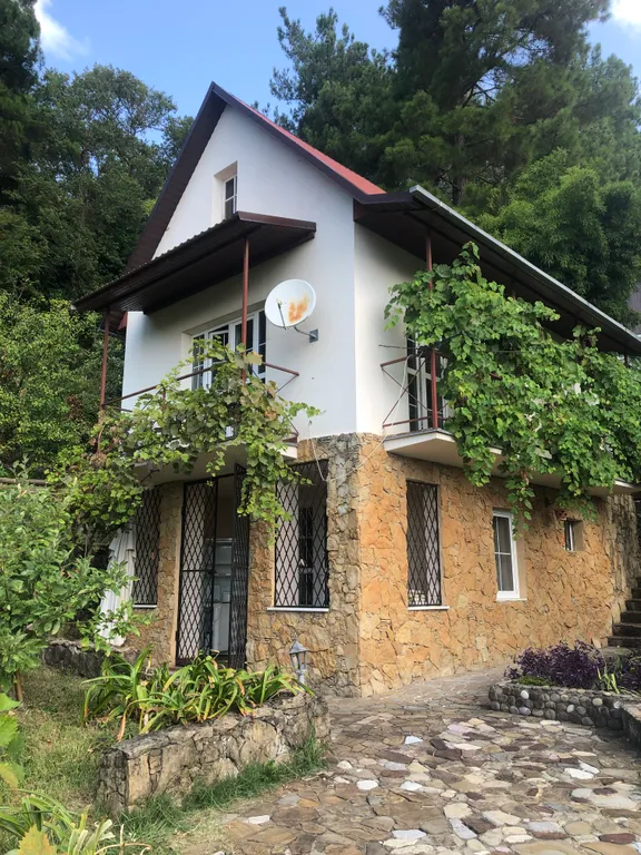 Два дома на море с бассейном и садом