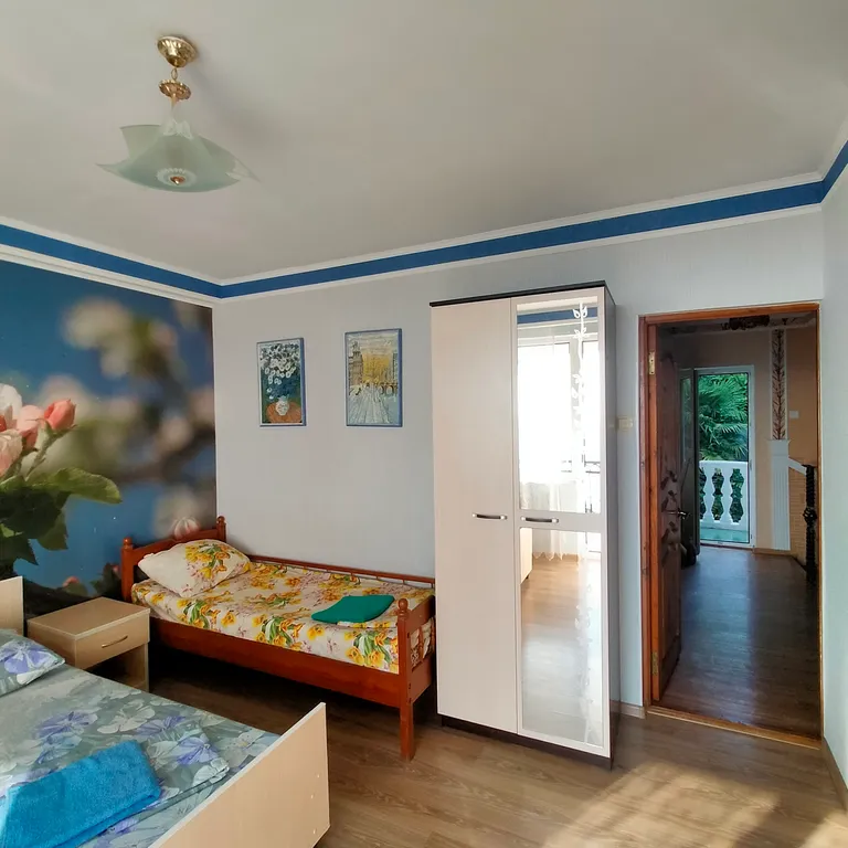 Трёхместный номер с видом на море