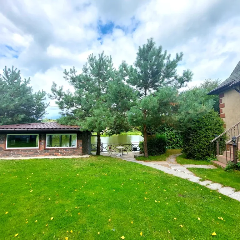 Дом с шикарной беседкой на озере