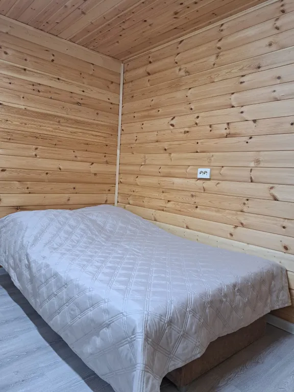 Домик цвета солнца