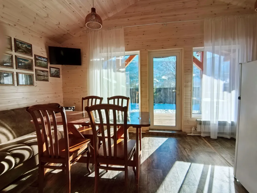 Уютный дом у озера Манжерок