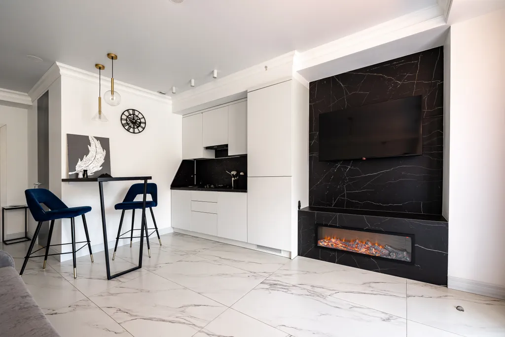 Стильная студия с ванной у панорамного окна и видом на горы