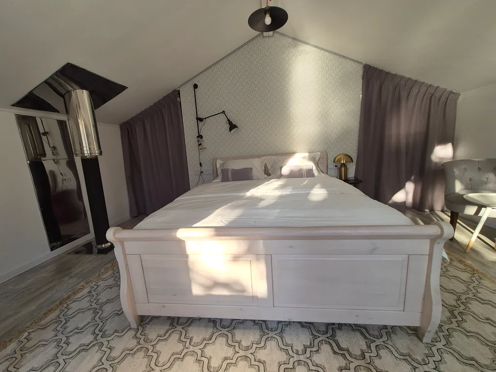 Дом сканди с камином с видом на озеро