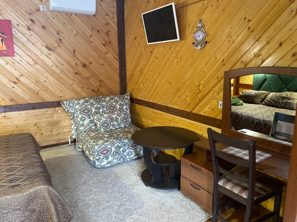 Уютная комната в доме из дерева