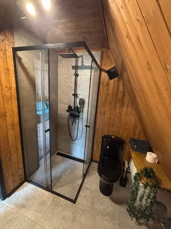 Дом А-фрейм с видом на горы и пруд