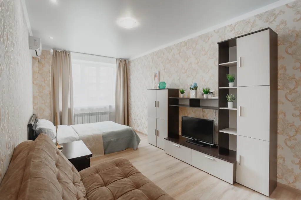 Большая квартира с раздельными комнатами и кухней