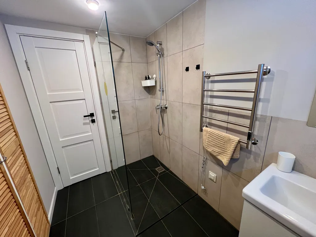 Зеленый домик в поле