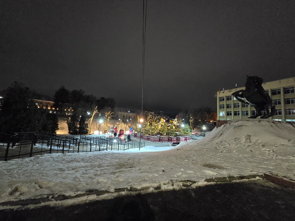 Центрее не бывает! Сразу за памятником ленина в стиле есенинская русь