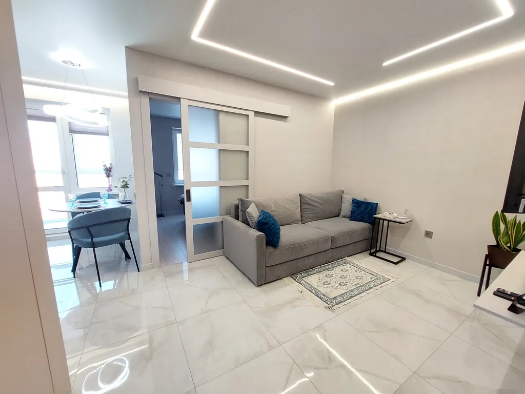 Апартаменты с отдельной спальней в новом доме, центр