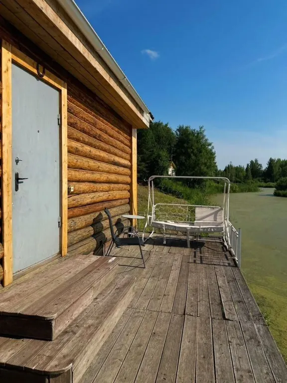 Дом баня на берегу водоема