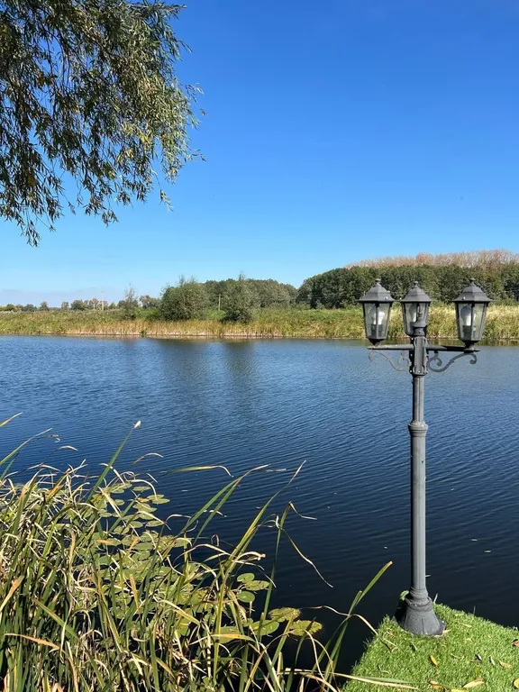 Большой дом с баней, бассейном и видом на озеро