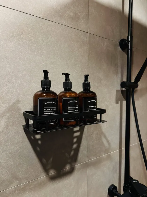 Дом с баней и банным чаном на краю соснового леса