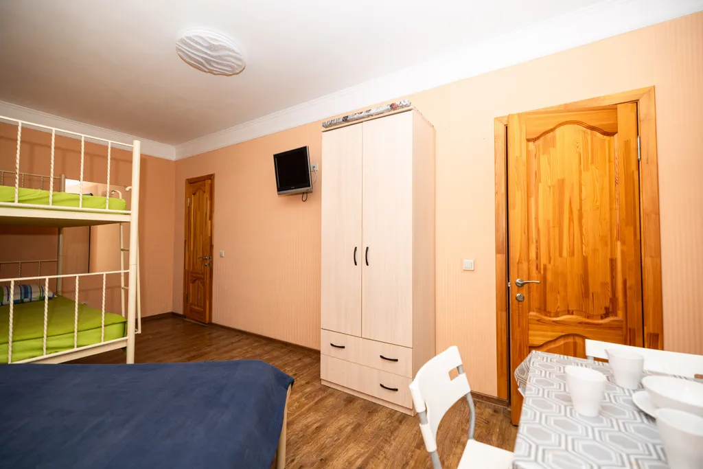 Уютный номер на 4-х человек с санузлом, большой террасой и кухней