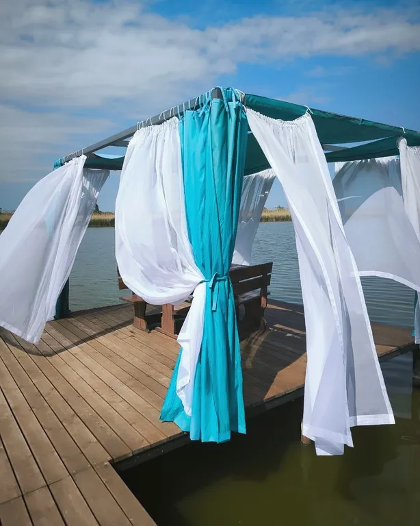 Дом на берегу реки