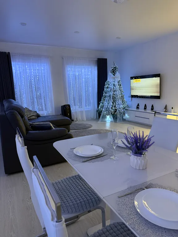 Дом на берегу реки с баней