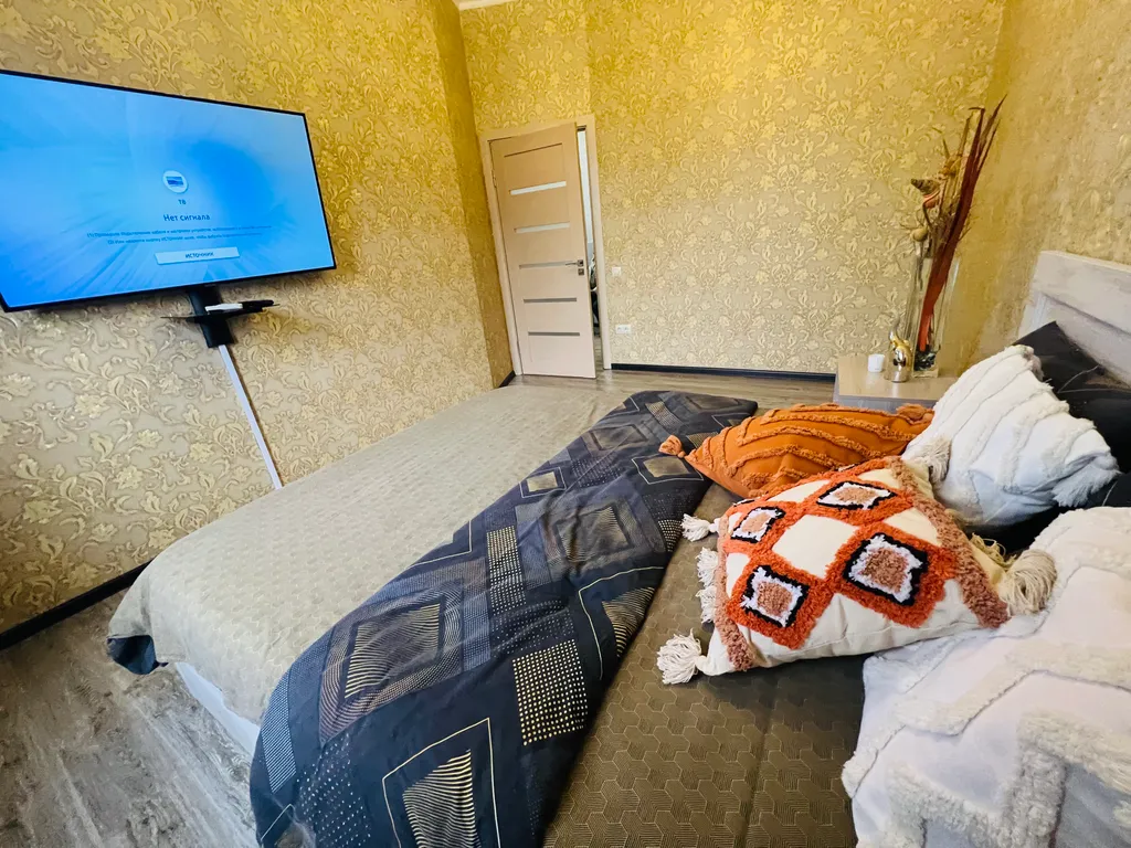 Закрытая территория парковка возле театральной площади и входа в парк