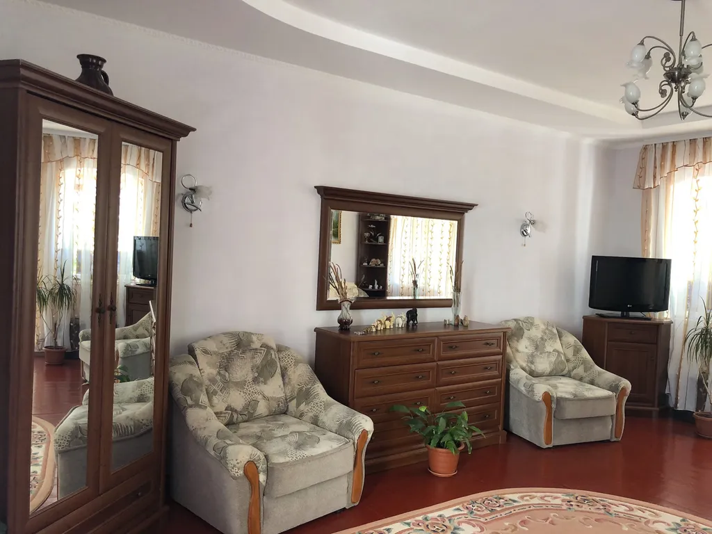 Двухэтажный дом с шикарным уютным двором в самом центре