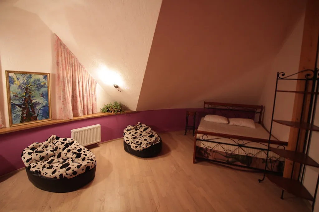 Шикарный коттедж с уютным средневековым интерьером