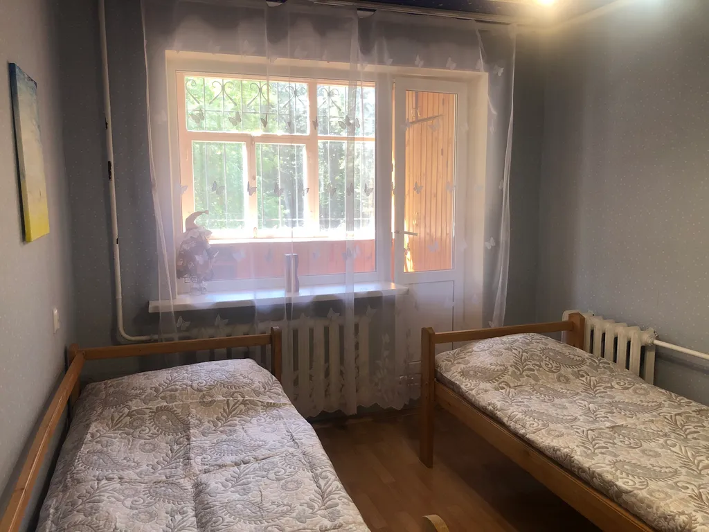 Уютная комната в 4х комнатной квартире с балконом рядом парком отдыха