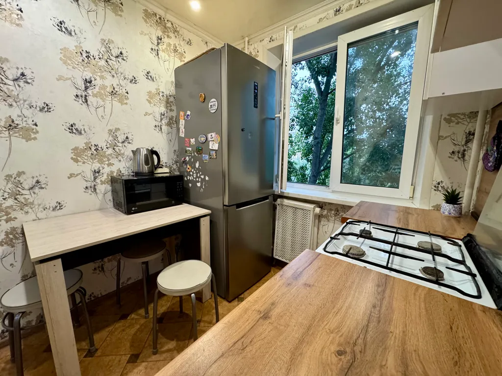 1 комнатная квартира, выход в лесо-парк рядом больница имени Середавина