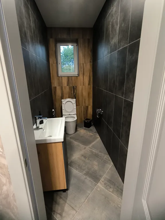 Современный коттедж в пригороде с баней и горячим чаном