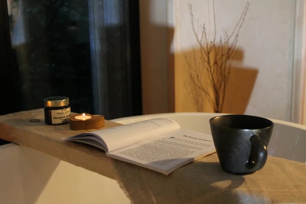 Дом с ванной у панорамных окон и высокой террасой в лесу