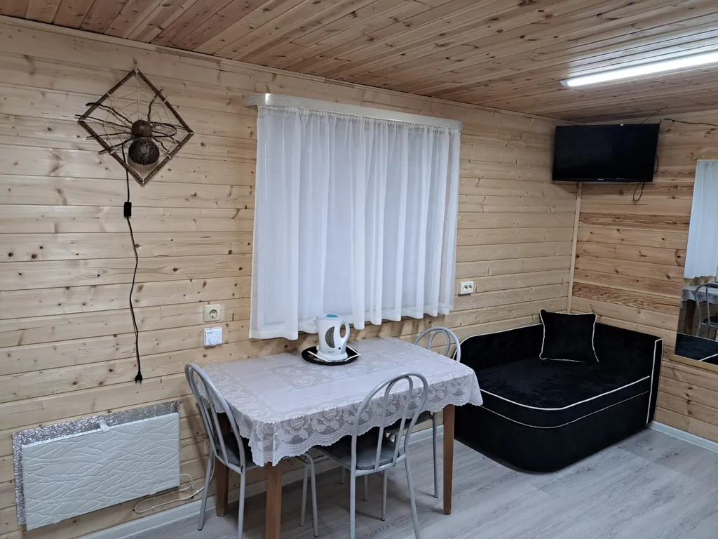 Домик цвета солнца