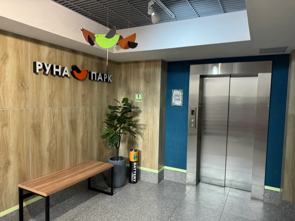 Студия с камином у парка