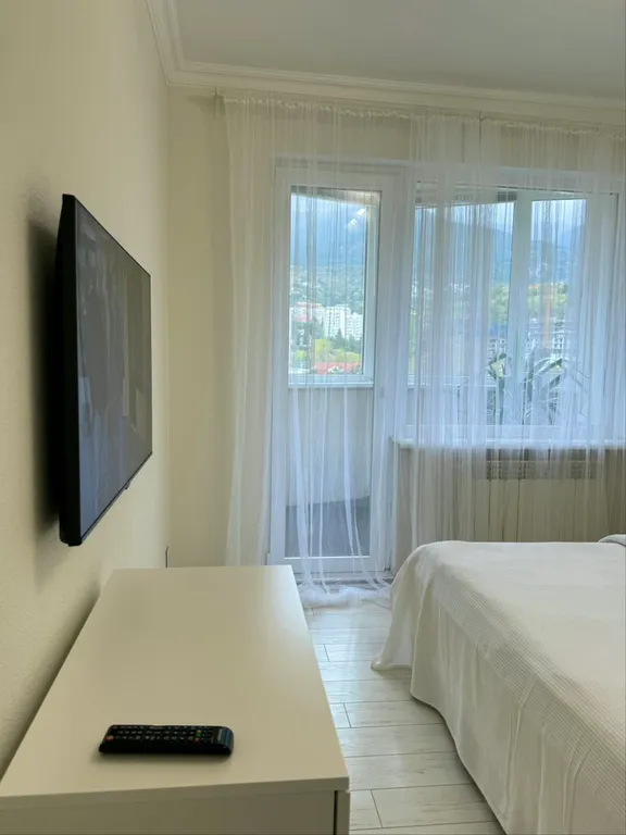 Две изолированные спальни с видом на горы в центре Ялты.