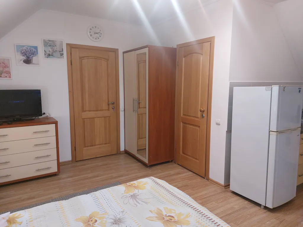 Комната студия в доме на берегу моря