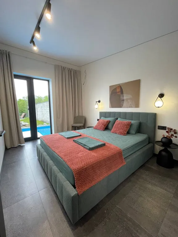 Загородный дом с бассейном