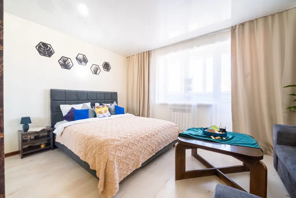 Светлая студия с видом на тихий зелёный двор