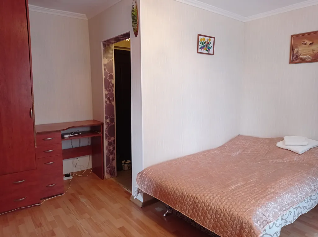 Небольшая, очень светлая и летом с приятной прохладой квартира