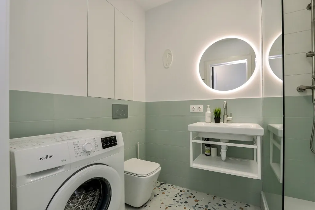 Пpоcторнaя кваpтира c бaлкoнoм и кpасивым видом на город